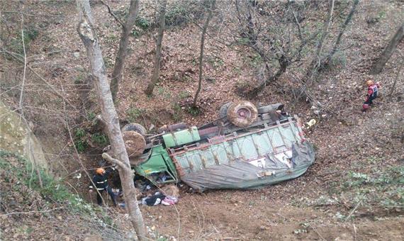 سقوط کامیون در دره ای در مازندران  2 کشته برجا گذاشت