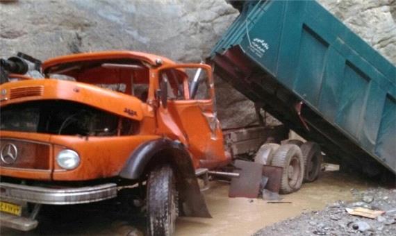 سقوط کامیون به دره در جاده آلاشت 2 کشته برجا گذاشت