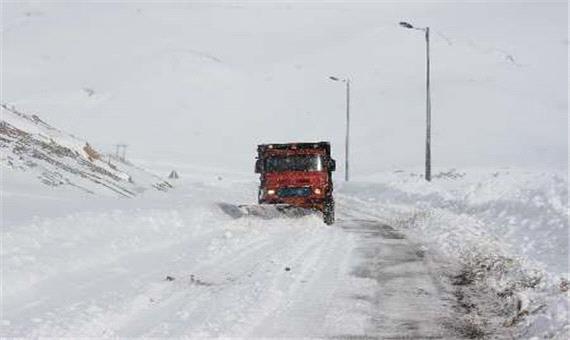 روستای لترگاز علیا نکا همچنان گرفتار در برف است