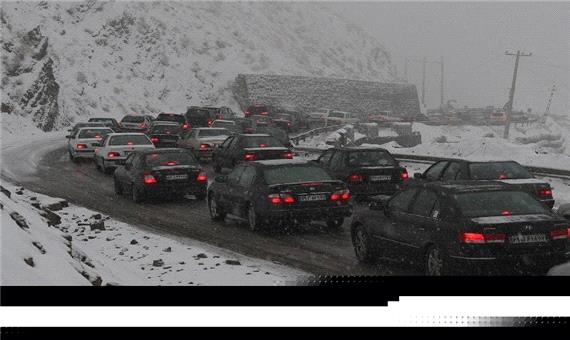 ترافیک بهاری در جاده برفی چالوس